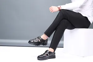 Vista detallada de las sandalias de cuero negro para hombre con cierre de velcro y calados