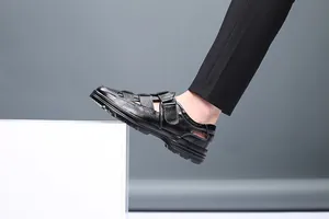 Primer plano de sandalia de cuero negro transpirable para hombre con cierre de velcro