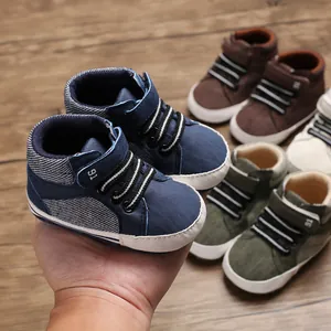 Detailansicht von blauen und grünen Softsohlen-High-Top-Babysneakern für Kleinkinder