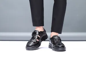 Primer plano de sandalias para hombre de cuero negro transpirable con cierre de velcro ajustable