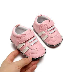 Vue détaillée de chaussures bébé semelle souple rose pour nourrissons de 0 à 1 an