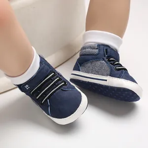 Detaillierte Nahaufnahme von blauen Baby-Lauflernschuhen mit weicher, rutschfester Sohle