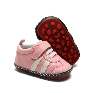 Vue détaillée de chaussures de marche roses pour bébés avec semelle en caoutchouc souple.
