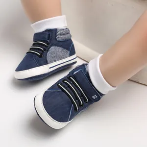 Detailansicht von dunkelblauen Babyschuhen mit weißer Sohle und 91-Print