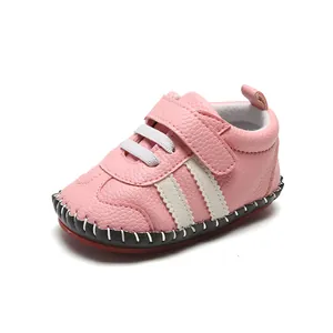 Vue détaillée d'une chaussure de marche rose pour bébé avec semelle souple et velcro