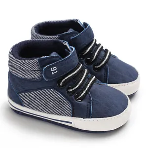 Detailaufnahme von dunkelblauen Baby-High-Top-Sneakern mit weichen weißen Sohlen.