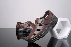 Primer plano de sandalias de cuero marrón para hombre con diseño hueco transpirable