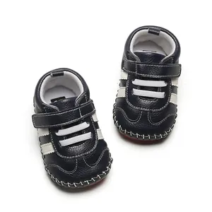 Vue détaillée de chaussures de marche bébé bleu marine avec semelles en caoutchouc