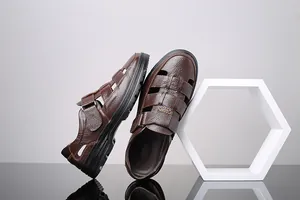 Primer plano detallado de sandalias de cuero marrón para hombre con diseño hueco y transpirable