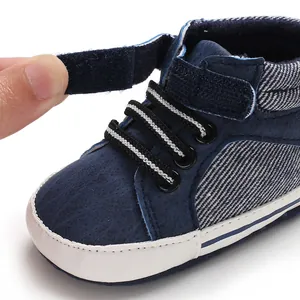 Detailansicht des Klettverschlusses am marineblauen Baby-High-Top-Lauflernschuh