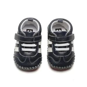 Vue de dessus de chaussures de marche bleu marine pour bébé avec bandes blanches