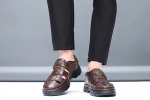 Detalle de sandalias de cuero marrón transpirable para hombre con cierre de velcro