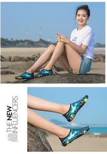 Vue macro détaillée de chaussettes d'eau à motifs bleus pour la plage et les activités