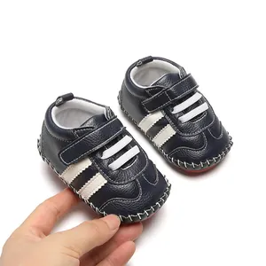 Gros plan de chaussures de marche pour bébés bleu marine avec semelles en caoutchouc.