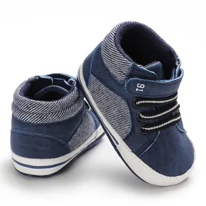 Detailansicht von dunkelblauen hohen Babyschuhen mit weichen Sohlen und weißen Akzenten.