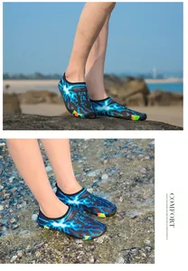 Vue détaillée de chaussures d'eau à séchage rapide avec motif éclair bleu sur plage