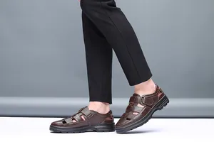 Detalle de las sandalias casuales de cuero marrón para hombre con cierre de velcro