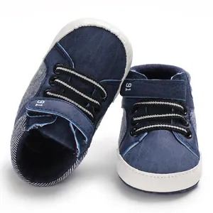 Detailansicht dunkelblauer High-Top Babyschuhe mit weichen weißen Sohlen für Lauflernanfänger