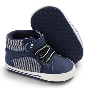 Nahaufnahme von dunkelblauen Baby-Lauflernschuhen mit rutschfester, weicher Sohle