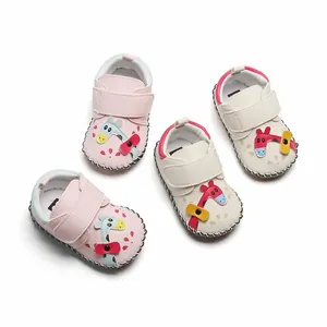 Chaussures souples premiers pas pour bébé avec un design mignon de girafe animée