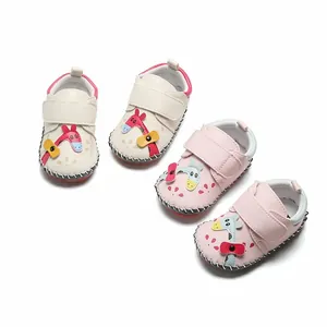 Chaussures de marche souples pour bébés avec motifs girafe mignons en crème et rose