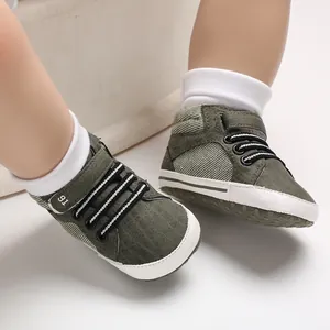 Detailansicht dunkelgrüne hohe Lauflernschuhe mit weicher Sohle für Babys mit weißen Socken