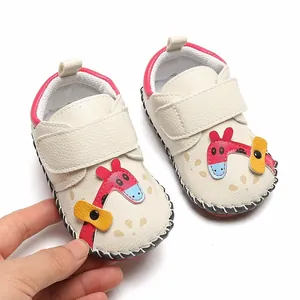 Détail de chaussures de marche souples pour bébé avec motif girafe mignon pour bébés