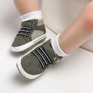 Nahaufnahme von olivgrünen Baby-Lauflernschuhen mit weicher Sohle und Klettverschluss