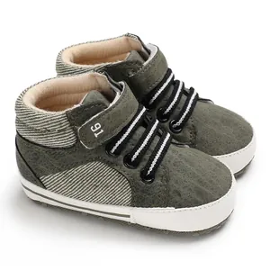 Detailansicht der hohen Baby-Lauflernschuhe mit weicher Sohle und gestreiften Schnürsenkeln
