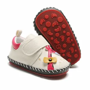 Vue détaillée de chaussures de marche bébé avec semelle souple antidérapante