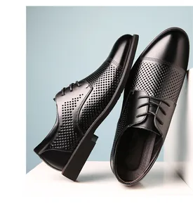 Primo piano di scarpe stringate da uomo in pelle nera traspirante business casual