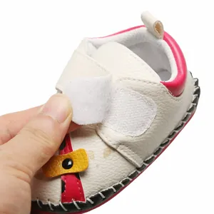 Gros plan de chaussures de marche pour bébé avec semelle souple et fermeture velcro