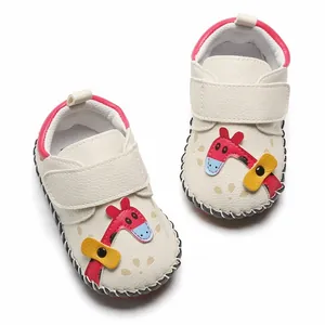 Vue détaillée de chaussures de marche pour bébé avec broderie girafe et semelle souple