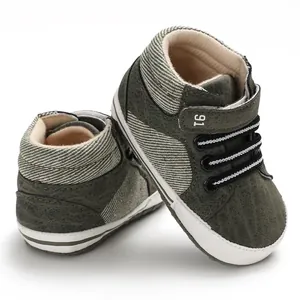 Nahaufnahme von olivgrünen hohen Lauflernschuhen für Babys mit weicher weißer Gummisohle
