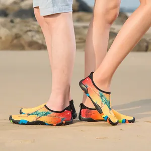 Chaussures d'eau colorées à séchage rapide pour couples lors de plongée en apnée