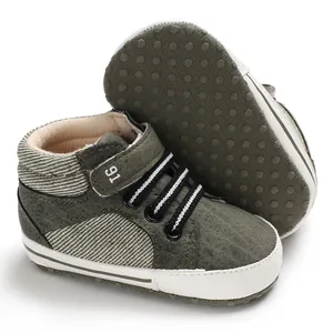 Detailansicht der olivgrünen hohen Babyschuhe mit weichen, rutschfesten Sohlen.