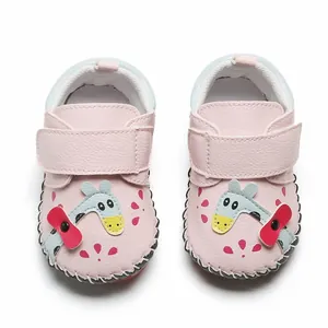 Vue détaillée de chaussures roses pour bébé avec girafe et semelle en caoutchouc souple