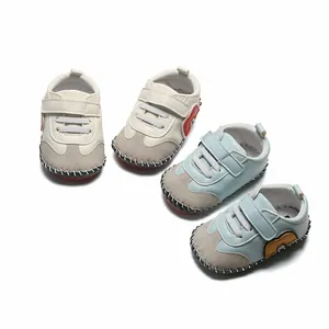 Chaussures de marche souples en cuir pour bébés de 0 à 1 an en bleu clair et blanc cassé