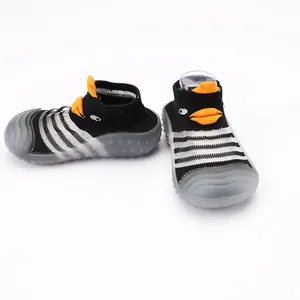 Vista dettagliata delle scarpe da passeggio per bambini pinguino con maglia traspirante e suola