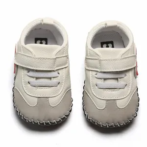 Détail de chaussures de marche pour bébé à semelle souple et fermeture velcro, crème