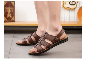 Detalle de sandalias de cuero marrón para hombre con calados y suela flexible para el verano