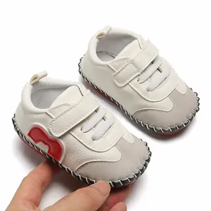 Gros plan de chaussures de marche pour bébé avec semelle souple et sangles velcro