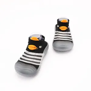 Dettaglio scarpe da interno per neonati con simpatico design a cartone animato