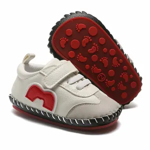 Détail de chaussures de marche pour bébé à semelle souple avec motif antidérapant.