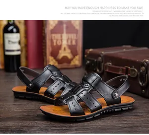 Vista detallada de las sandalias de cuero negro para hombre con fondo vintage