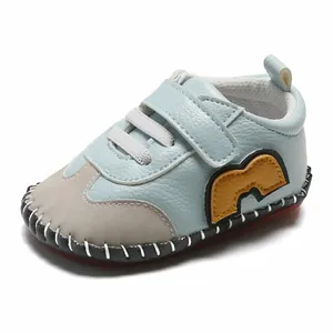 Vue latérale détaillée de chaussures de marche pour bébé avec semelle en caoutchouc