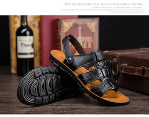 Detalle de sandalias de cuero vacuno negro para hombre que muestra la textura y suela