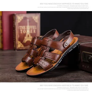 Primer plano detallado de sandalias de cuero marrón para hombre con fondo vintage