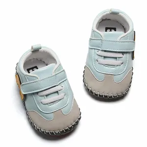 Vue détaillée de chaussures de marche bébé bleu clair à semelle souple et velcro