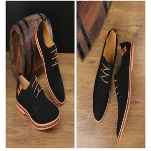 Detailansicht schwarzer Wildleder-Freizeitschuhe für Herren mit orangefarbenen Schnüren